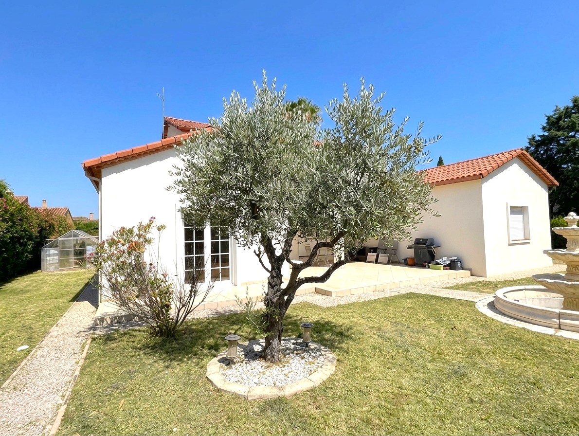 Villa et terrasse depuis le jardin