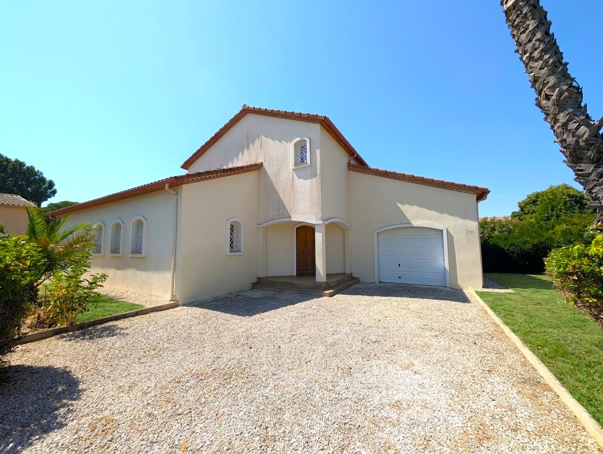 Entrée de la villa et garage