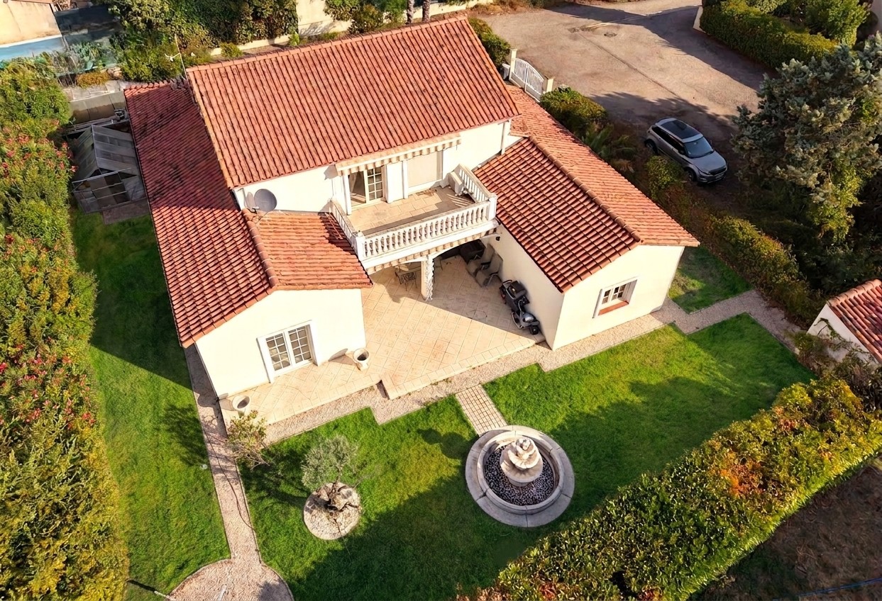 Vue aérienne de la villa à Gignac